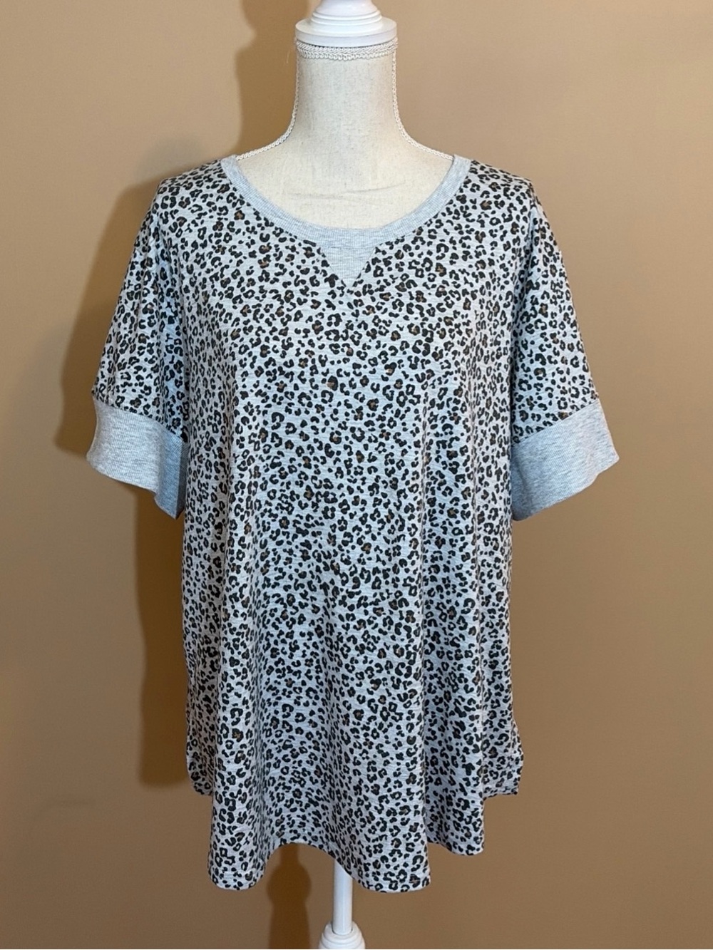 Jane + Delancey 1X Leopard Print Soft Knit Short Sleeve Top